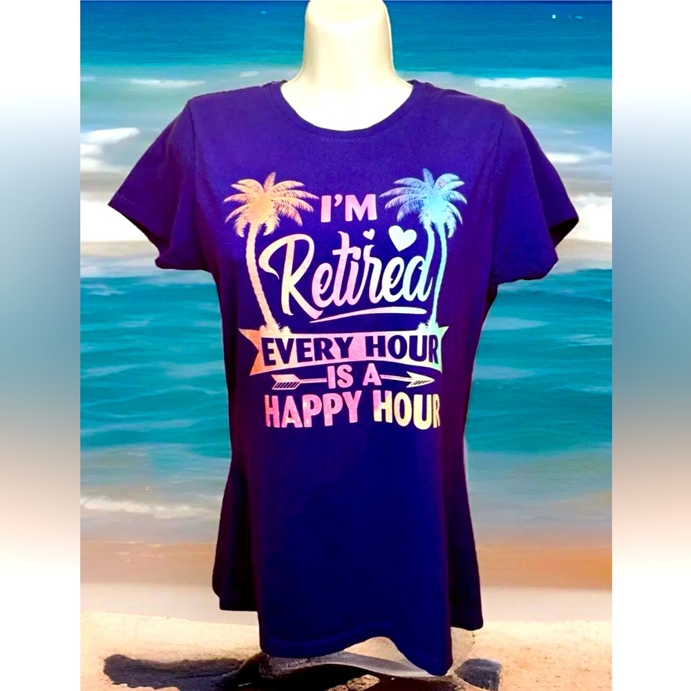 🌴PORT & CO.🌴”I’M RETIRED EVERY HOUR IS HAPPY HOUR” SHORT SLEEVE CREW T-SHIRT🥂